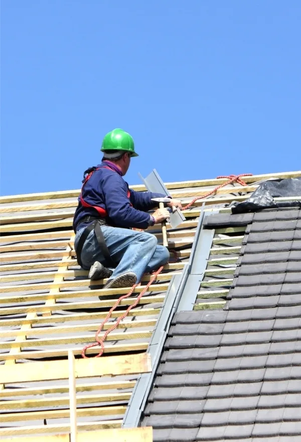 couvreur sur une toiture